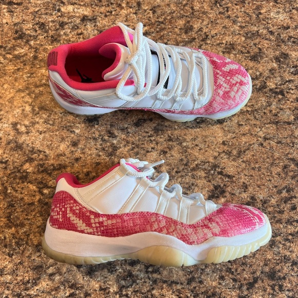 EUC Jordan 11 Low Pink Snakeskin 2013 Release Sneakers Size 8.5 - Picture 2 of 14